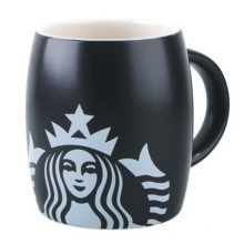 Café negro de Starbucks que talla la taza